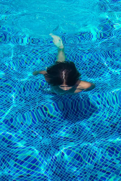 Portrait Garçon Dans Piscine Extérieure Adolescent Dans Piscine Vacances Été — Photo