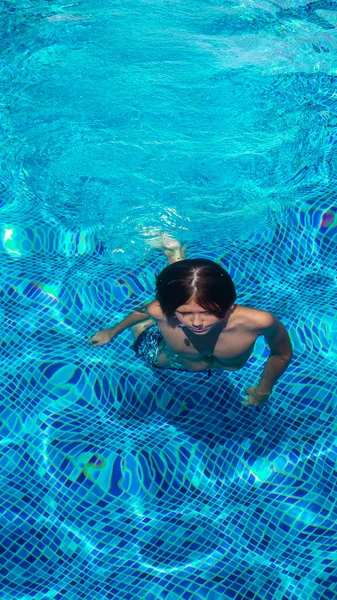 Portret Van Een Jongen Het Buitenzwembad Tiener Het Zwembad Zomervakantie — Stockfoto