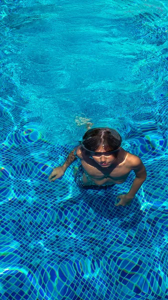 屋外スイミングプールで男の子の肖像画 水泳プールの10代 ホテルや屋外スイミングレッスンでの夏休み 健康的なライフスタイルのコンセプト — ストック写真