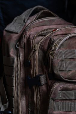 Askeri haki rengi sırt çantası. Kamuflaj çantası. Askeri teçhizat özeldir, yakın çekim.