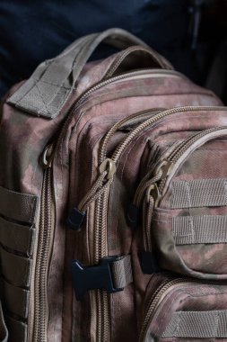 Askeri haki rengi sırt çantası. Kamuflaj çantası. Askeri teçhizat özeldir, yakın çekim.