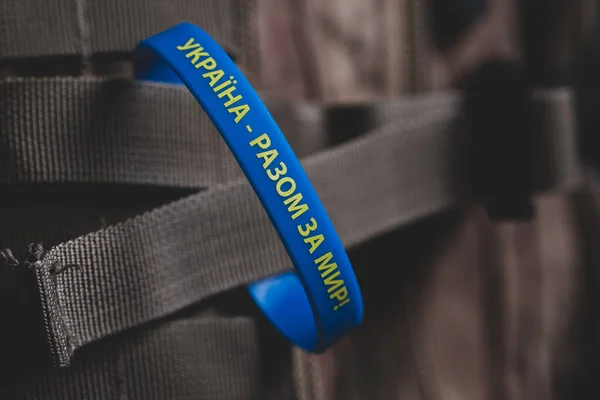 Üzerinde Ukraynaca bir yazı olan sarı-mavi bilezik: 
