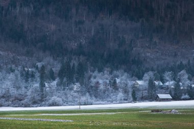 Köyün dağlarında kış sabahı