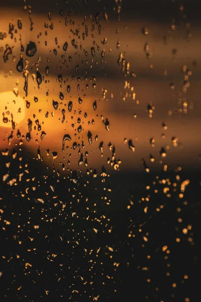 Woda Spada Szybę Deszczu Słońce Niebo Chmurami Tle Zachód Słońca — Zdjęcie stockowe