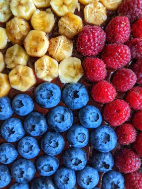 çilek, üstten görünüm ile çikolatalı kek