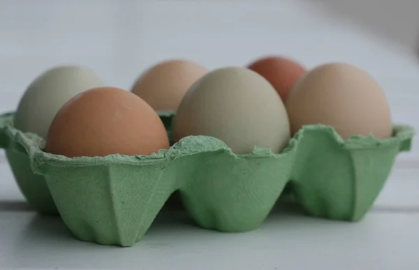Ovos Galinha Crus Orgânicos Uma Caixa Papel Fundo Madeira Foco — Fotografia de Stock