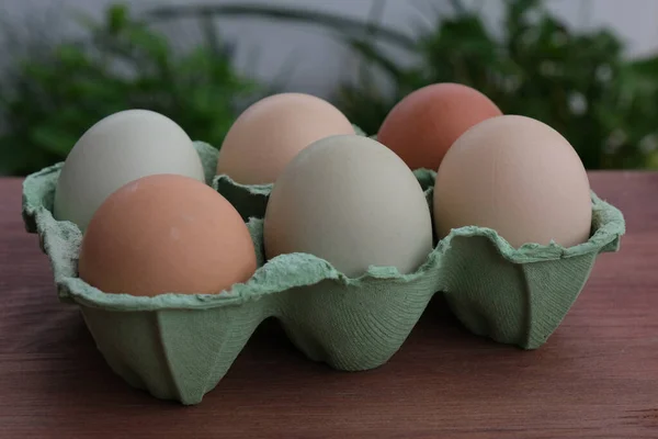 Ovos Galinha Crus Orgânicos Uma Caixa Papel Fundo Madeira Foco — Fotografia de Stock