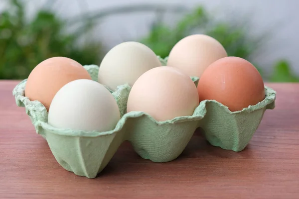 Huevos Pollo Crudos Orgánicos Una Caja Papel Fondo Madera Enfoque —  Fotos de Stock