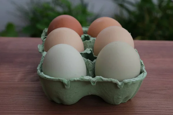 Ovos Galinha Crus Orgânicos Uma Caixa Papel Fundo Madeira Foco — Fotografia de Stock