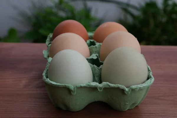 Huevos Pollo Crudos Orgánicos Una Caja Papel Fondo Madera Enfoque —  Fotos de Stock