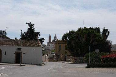 Sant Pere de Ribes, Katalonya, İspanya - Nisan 05, 2022: Şehir manzarası. Sant Pere de Ribes - Barcelona 'da Garraf Comarca' nın merkezi.