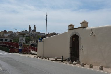 Sant Pere de Ribes, Katalonya, İspanya - Nisan 05, 2022: Şehir manzarası. Sant Pere de Ribes - Barcelona 'da Garraf Comarca' nın merkezi.