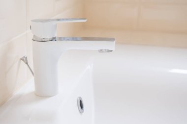 Modern banyo tasarımı. Beyaz banyo, duş başlığı