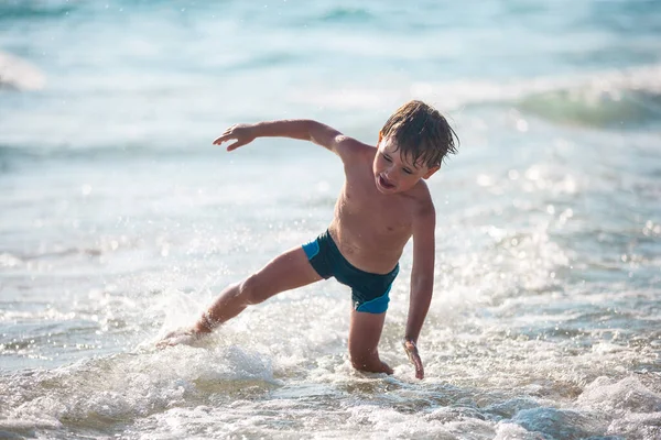 Sahilde Küçük Bir Çocuk Yaz Zamanı Dalgalarla Oynuyor Rahatlama Sağlıklı — Stok fotoğraf