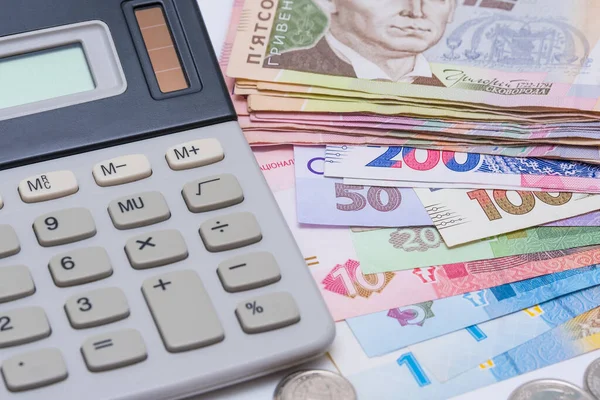 Ukrayna Hryvnia 'sı ve madeni paralar, arka plan. Maaş, emekli maaşı, enflasyon, depozito ve kredi alma kavramı. Kamu hizmetleri, enerji, kazı fiyatlarını artırma kavramı