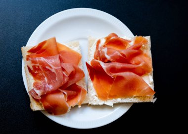 Dilimlenmiş jambonlu sandviçler (hamon, jamon, prosciutto crudo), yakın plan