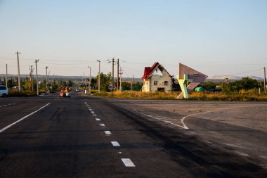 Sloviansk, Donetsk bölgesi, Ukrayna - 24 Eylül 2015: Semyonovka mikrobölgesi, üzerinde 'Harkov' yazılıydı. Termal enerji santrali. Harkov Yolu üzerinde.