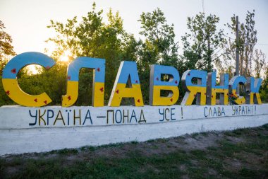 Stella Semenovka 'dan Slavyansk' in girişinde. Ukraynaca bir yazı: 