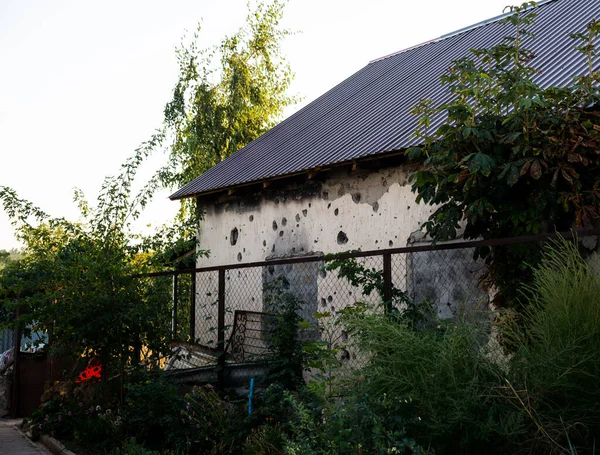 Een Gebouw Verwoest Tijdens Het Conflict Buurt Van Stad Sloviansk — Stockfoto