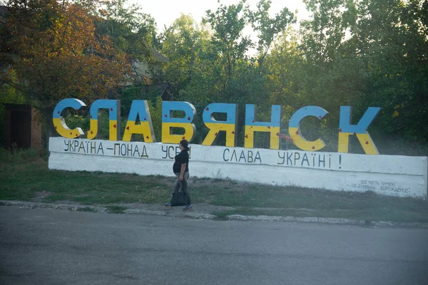 Sloviansk Περιοχή Ντόνετσκ Ουκρανία Σεπτεμβρίου 2015 Έγκυος Γυναίκα Στο Παρασκήνιο — Φωτογραφία Αρχείου