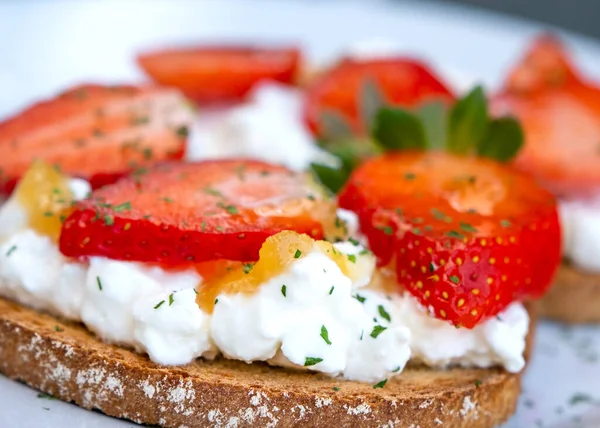 Healthy Toast Strawberry Cottage Cheese Honey Tasty Breakfast Clean Eating — Stock Photo, Image