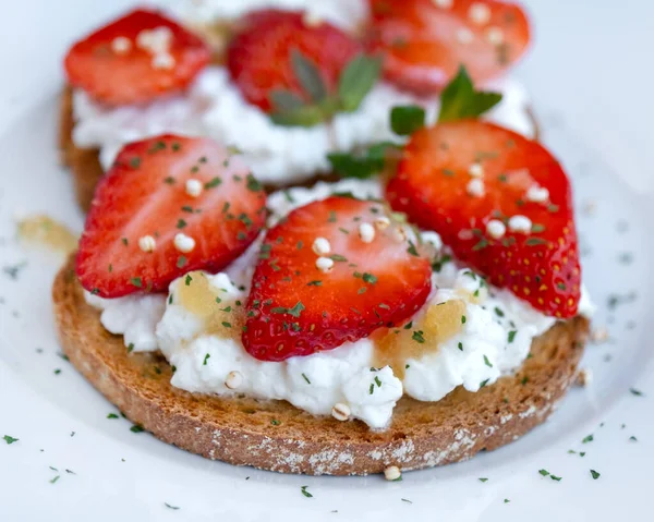 Çilekli Sağlıklı Tost Süzme Peynir Bal Lezzetli Bir Kahvaltı Temiz — Stok fotoğraf