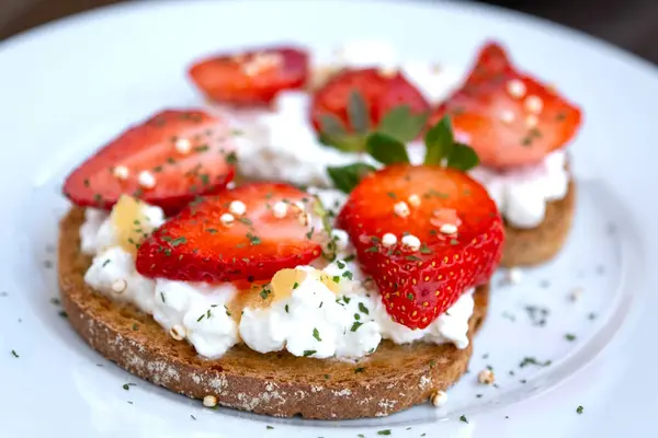 Çilekli Sağlıklı Tost Süzme Peynir Bal Lezzetli Bir Kahvaltı Temiz — Stok fotoğraf