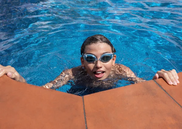 屋外プールで笑顔の少年の肖像画 水泳ゴーグルのティーンエイジャー ホテルや屋外スイミングレッスンでの夏休み 健康的なライフスタイルのコンセプト — ストック写真