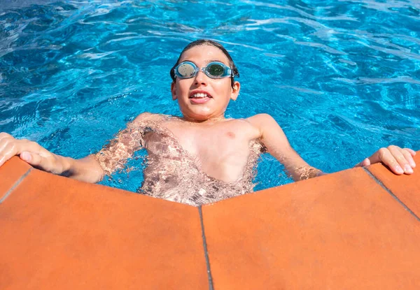 Retrato Menino Sorridente Piscina Exterior Adolescente Óculos Natação Férias Verão — Fotografia de Stock