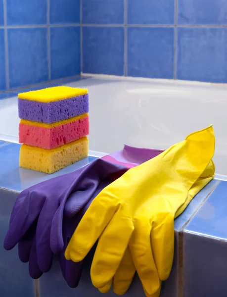Λαστιχένια Γάντια Και Σφουγγάρια Στο Μπάνιο Κοντινό Πλάνο Σύνολο Πολύχρωμα — Φωτογραφία Αρχείου