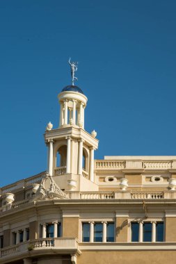 Barselona, Katalonya, İspanya - 22 Mayıs 2022: Mimarlık öğesi. Catalunya meydanındaki Iberostar Oteli. Avrupa 'da turizm. Seyahat ve tatil kavramı