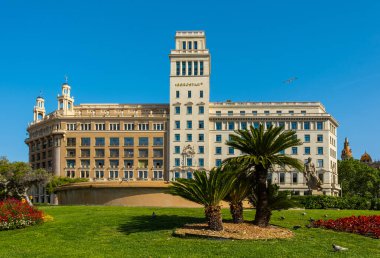 Barcelona, Katalonya, İspanya - 22 Mayıs 2022: Katalunya meydanındaki Iberostar Oteli. Avrupa 'da turizm. Seyahat ve tatil kavramı