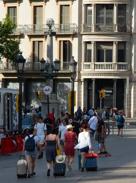 Barcelona Katalánsko Španělsko Května 2022 Turistky Kráčejí Kufry Ulici Evropském — Stock fotografie