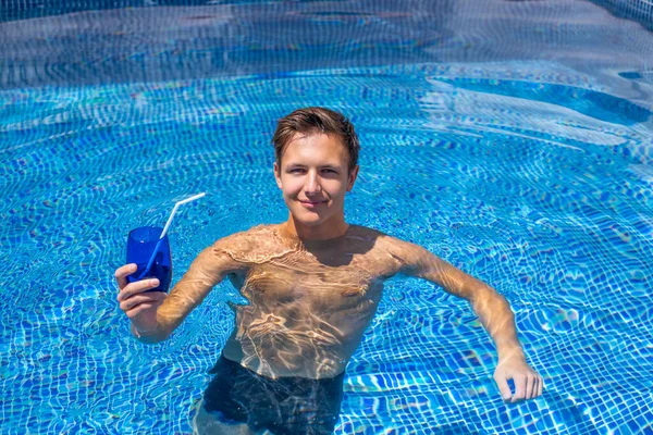 Vidro Azul Água Com Uma Palha Mão Homem Piscina Férias — Fotografia de Stock