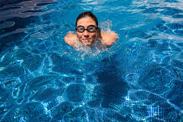 Adolescente Óculos Natação Férias Verão Hotel Aulas Natação Livre Conceito — Fotografia de Stock