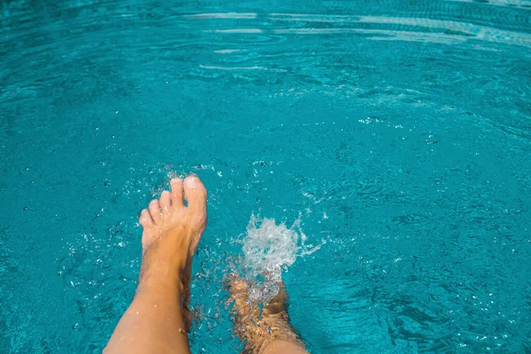 Θηλυκά Πόδια Γαλάζια Πισίνα Διακοπές Στις Καλοκαιρινές Διακοπές — Φωτογραφία Αρχείου