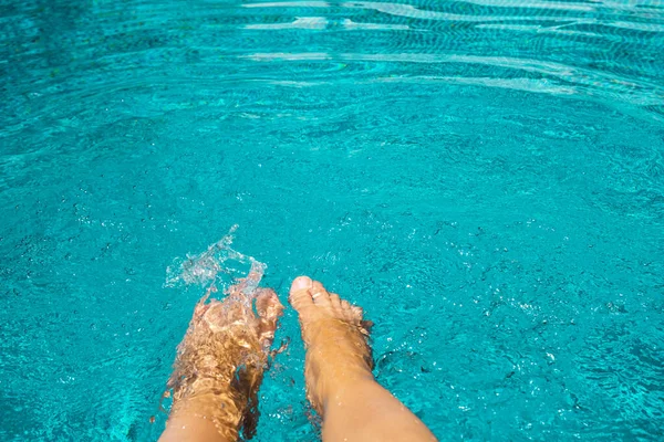 Női Láb Kék Medencében Nyaralás Nyári Szünetben — Stock Fotó