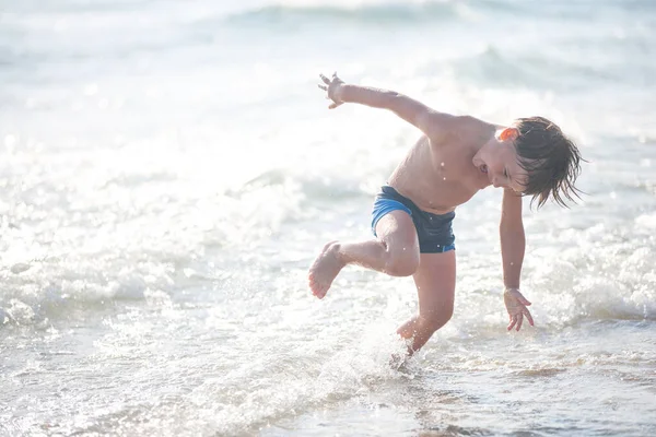 Ein Kleiner Junge Strand Der Mit Den Wellen Spielt Sommerzeit — Stockfoto