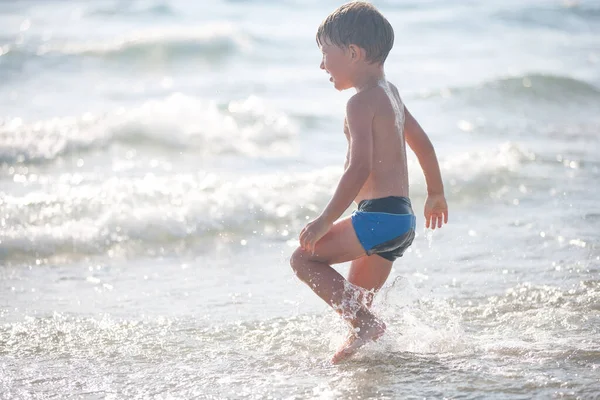 Mały Chłopiec Plaży Bawiący Się Falami Czas Letni Pojęcie Relaksu — Zdjęcie stockowe