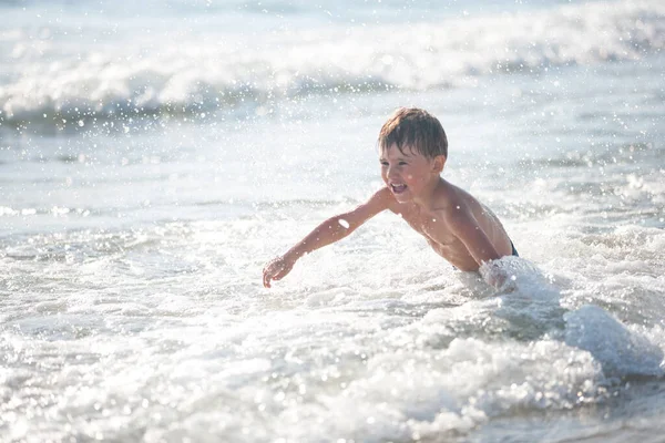 Mały Chłopiec Plaży Bawiący Się Falami Czas Letni Pojęcie Relaksu — Zdjęcie stockowe