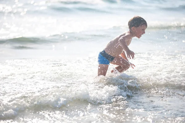 Petit Garçon Sur Plage Jouant Avec Les Vagues Heure Été — Photo