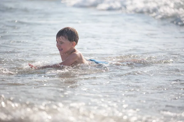 Mały Chłopiec Plaży Wybiórcze Skupienie Czas Letni Pojęcie Relaksu Zdrowego — Zdjęcie stockowe