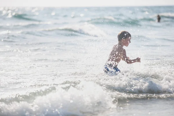 Mały Chłopiec Plaży Wybiórcze Skupienie Czas Letni Pojęcie Relaksu Zdrowego — Zdjęcie stockowe