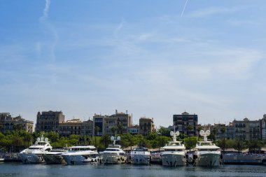 Barselona, Katalonya, İspanya - 22 Mayıs 2022: Port Vell 'de Yatlar, şehir manzarası