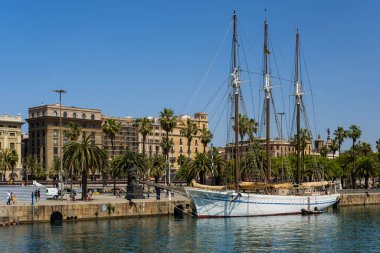 Barselona, Katalonya, İspanya - 22 Mayıs 2022: Port Vell 'de Yatlar, şehir manzarası