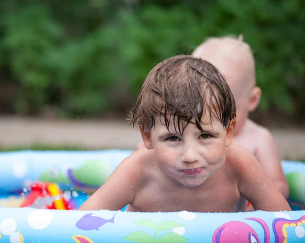 Petit Garçon Dans Une Piscine Gonflable Extérieur Deux Enfants Détendent — Photo