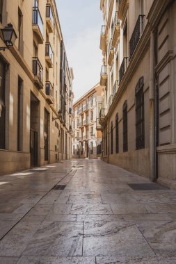 İspanya, Valencia 'nın merkezinde dar bir cadde manzarası
