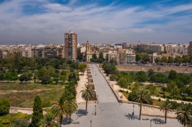 Valencia 'nın havadan görünüşü. Serranos Köprüsü ve Santa Monica Kilisesi