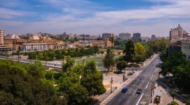 Valencia, İspanya - 06 Ağustos 2019: Valencia sokak ve yol trafiği, yoldaki arabalar, kentsel mimari