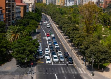 Valencia, İspanya - 06 Ağustos 2019 Valencia şehir sokağı ve yol trafiği, yoldaki arabalar. Şehir mimarisi